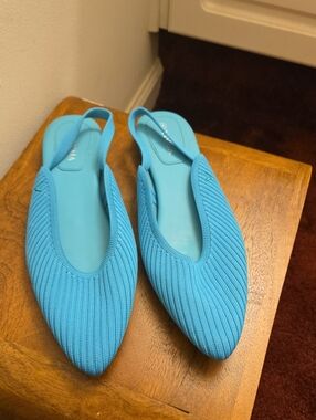 Like New Vivaia Women’s Pointed Slingback Flats in Aqua Blue